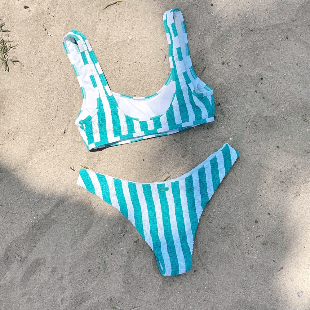 RETRO-INSPIRED Roxy smocked striped bikini - Picture 4 of 5